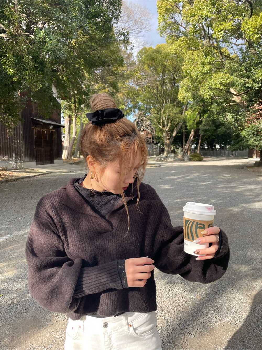 ブラック系のニット/セーターを着用したレディースの冬コーディネートの4枚目の写真