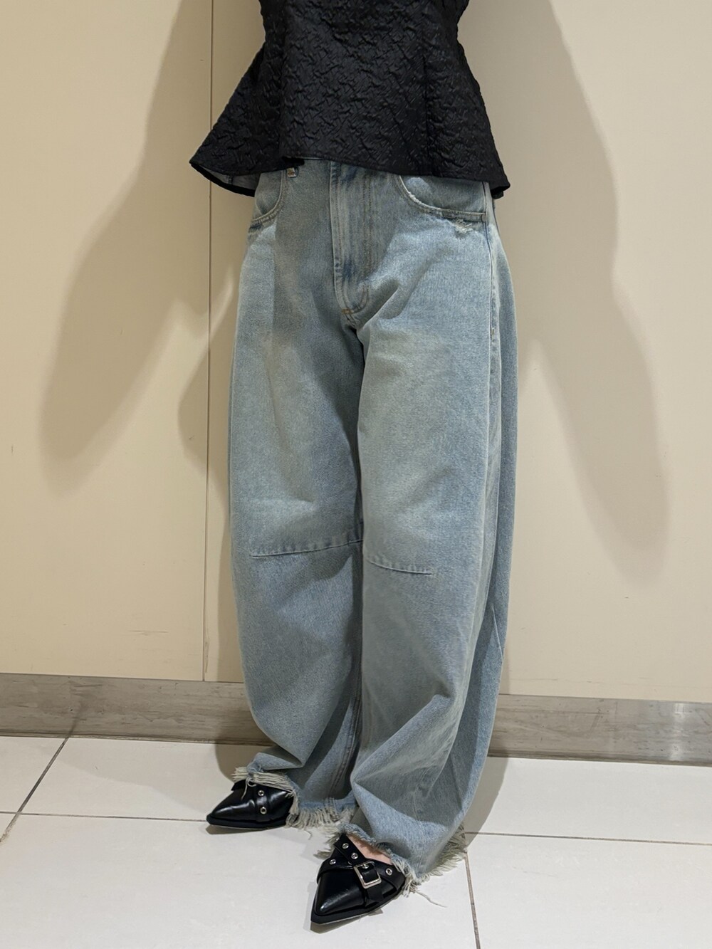 ブラック系のパンプス、ブルー系のデニムパンツ、ブラック系のシャツ/ブラウスを着用したレディースの夏コーディネートの8枚目の写真