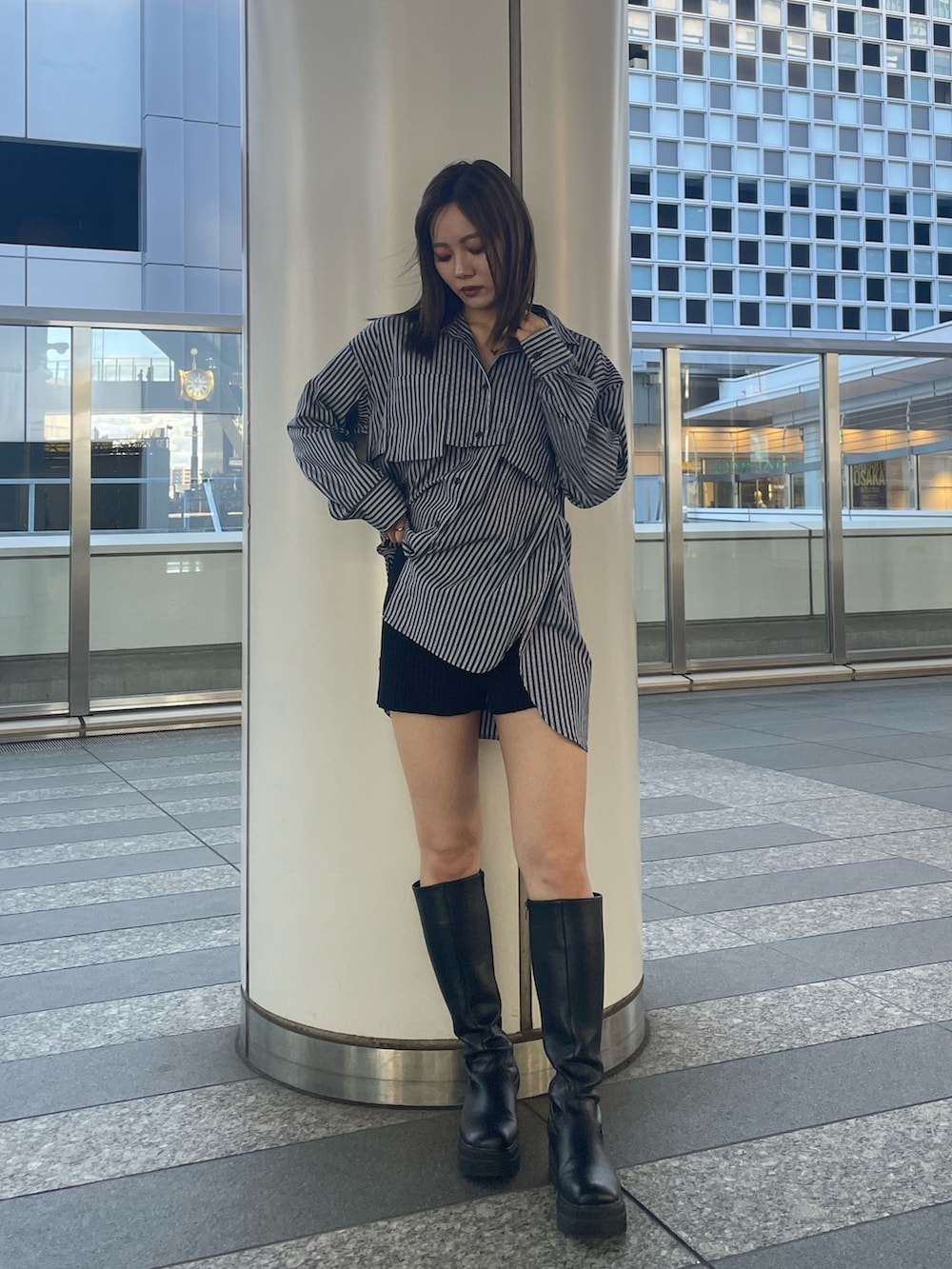 その他のシャツ/ブラウス、ブラック系のその他パンツ、ブラック系のブーツを着用したレディースの秋コーディネートの3枚目の写真