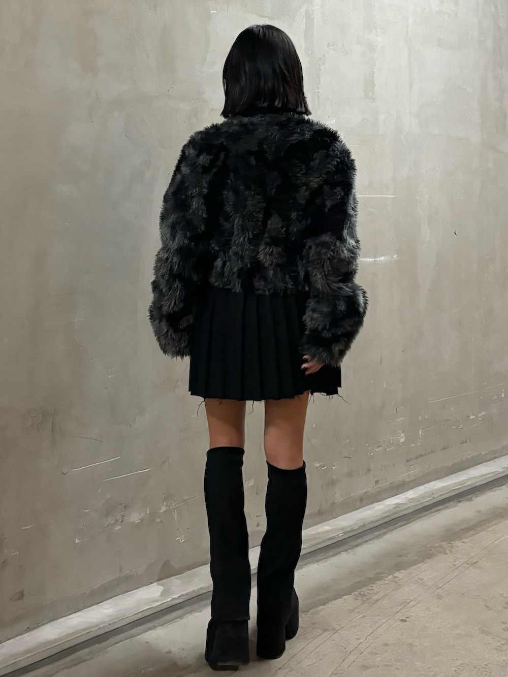 その他のスカート、ブラック系のブーツ、その他のブルゾンを着用したレディースの秋コーディネートの3枚目の写真