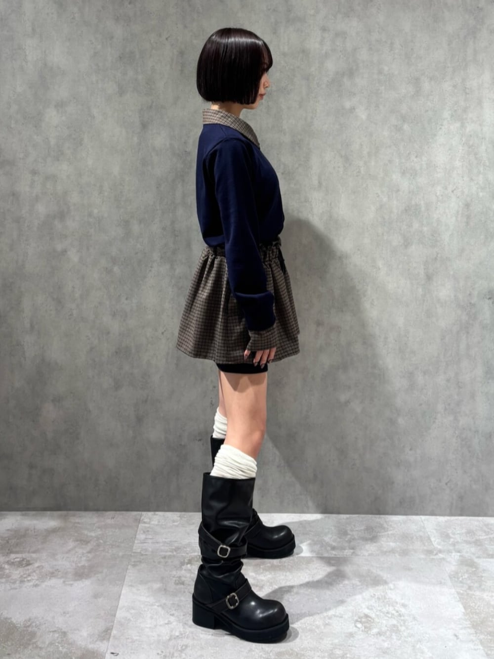 ブルー系のスカート、ブルー系のシャツ/ブラウス、ブラック系のブーツを着用したレディースの冬コーディネートの2枚目の写真