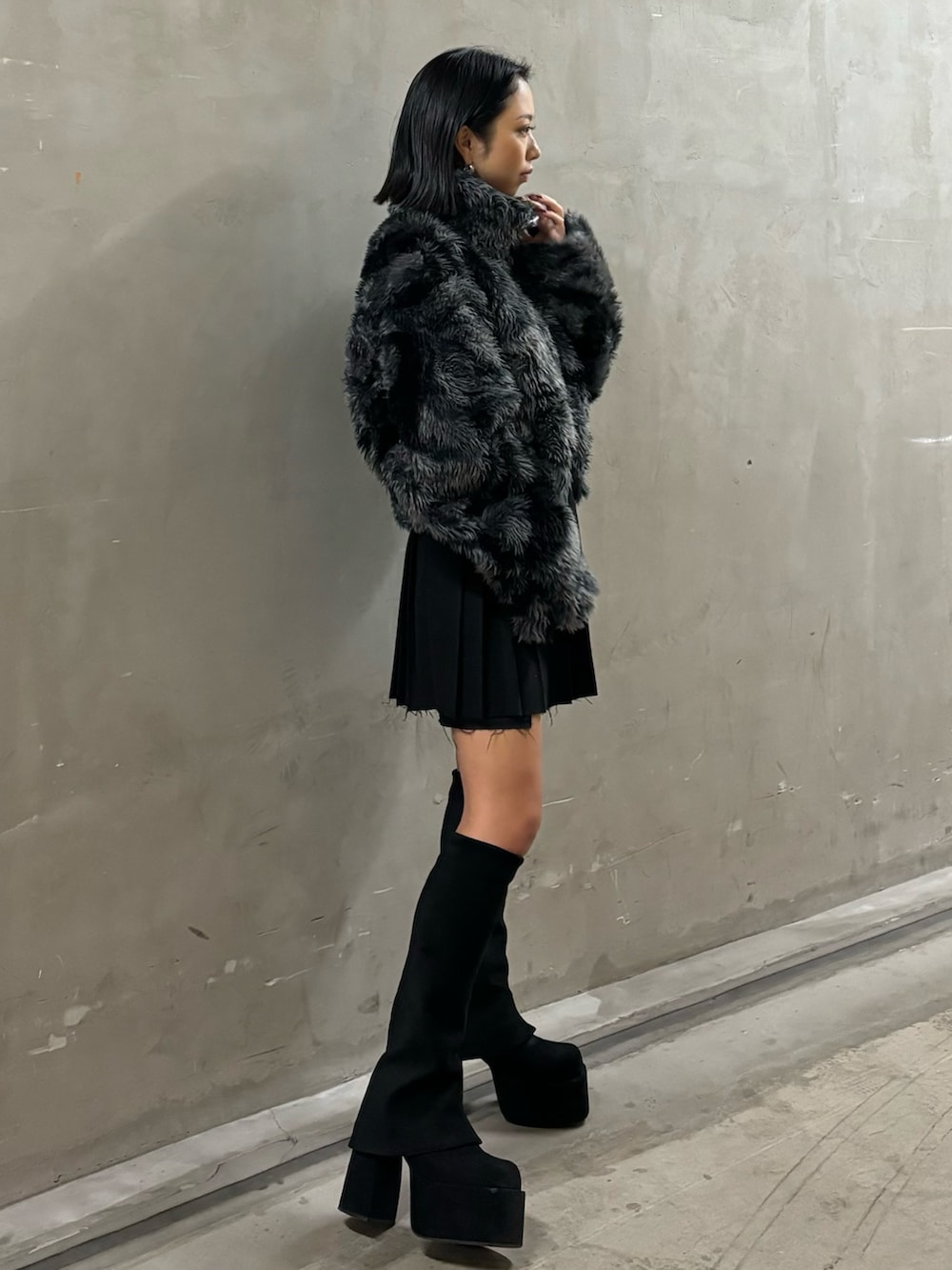 その他のスカート、ブラック系のブーツ、その他のブルゾンを着用したレディースの秋コーディネートの2枚目の写真