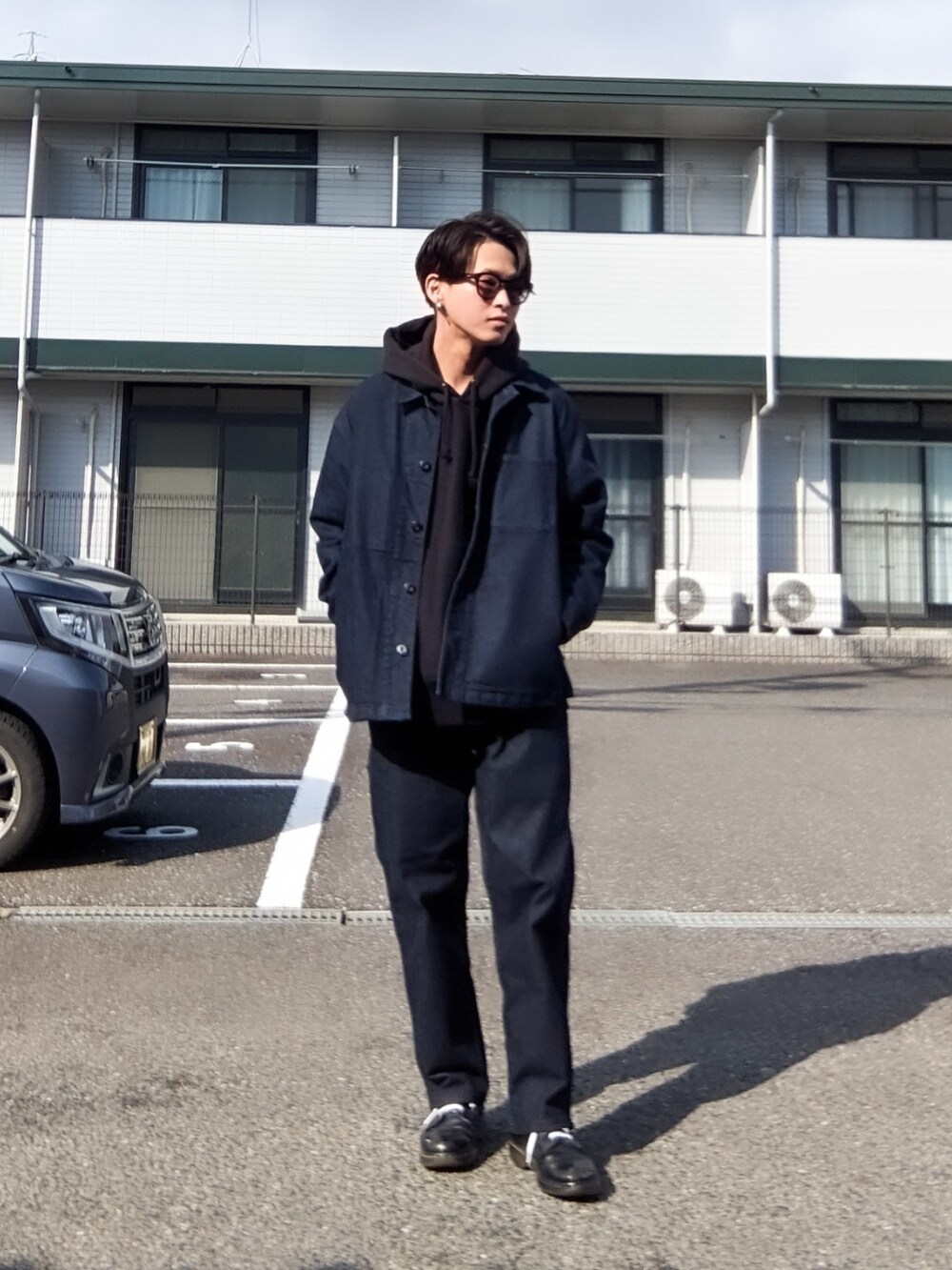 「シンプルコーデ、大人カジュアル、休日スタイル、セットアップ、デニム、ビッグシルエット、プチプラ、デニムジャケット、デニムパンツ、ブーツ、パーカー、UNIQLO、GU、Dr.Martens」｜「Dr. MartensのDr.Martens/ドクターマーチン/1460 8ホールブーツ（ブーツ、ブラック系）」を使った、tomokiさん（メンズ・173cm）の春コーディネートの2枚目の写真