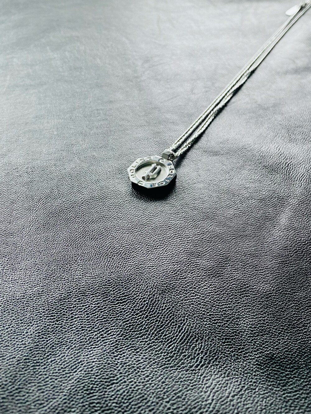 ブルー系のシャツ/ブラウス、ブラック系のスラックス、グレー系のスニーカーを着用したメンズの春コーディネートの2枚目の写真