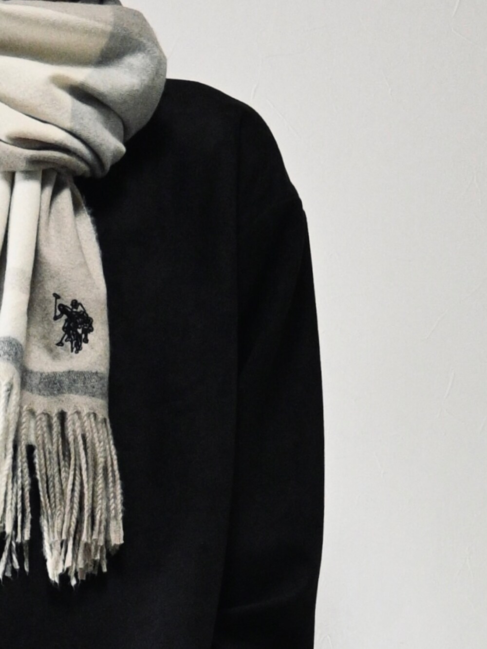 「ファッションを楽しもう、WEARyouthコーデ、マフラー、マフラーぐるぐる」｜「U.S. POLO ASSN.の【U.S. POLO ASSN.】 ユーエスポロアッスン　ロゴ刺繍　マフラー（マフラー、グレー系）」を使った、ちょびさん（メンズ・184cm）の秋コーディネートの2枚目の写真