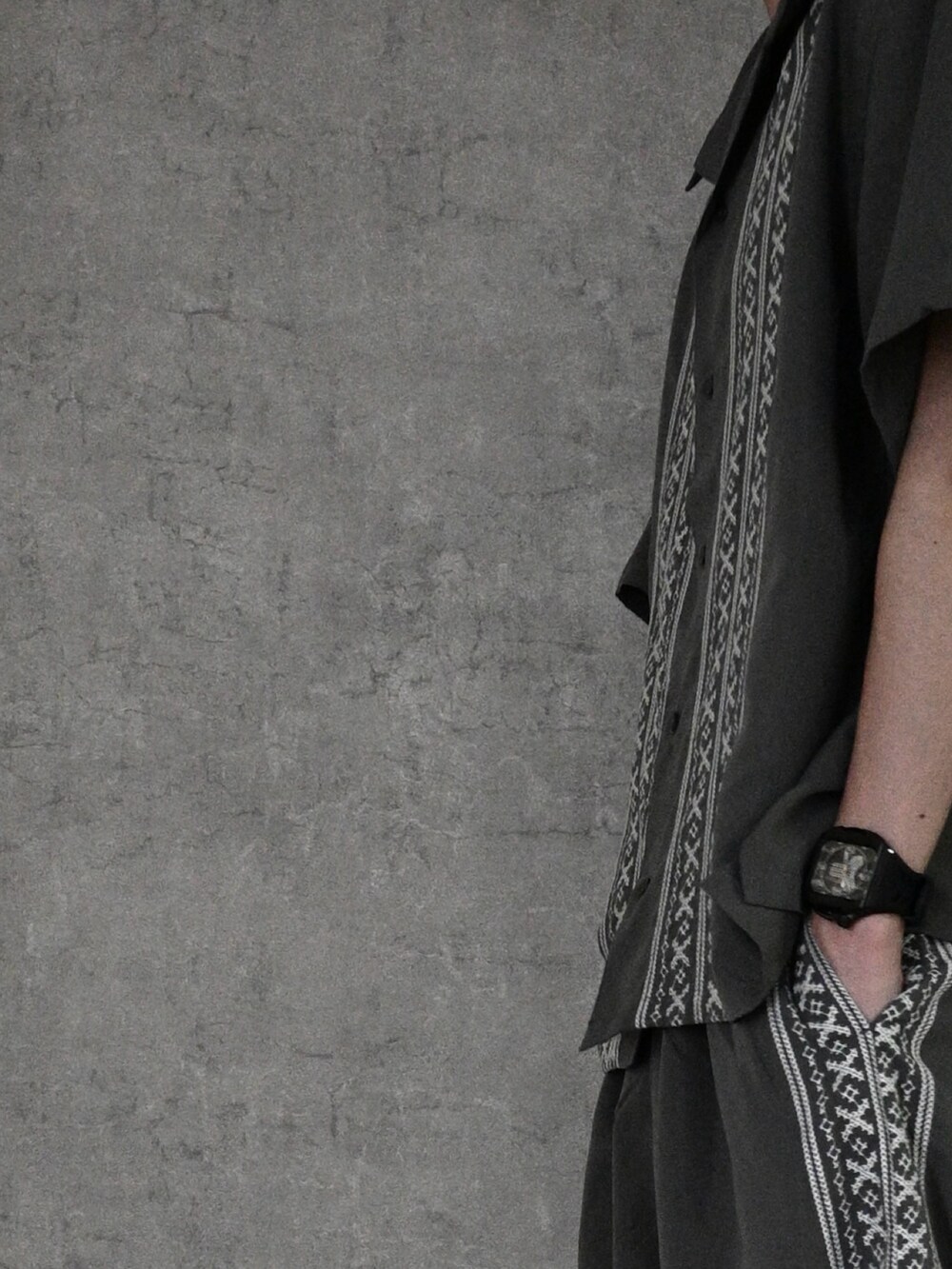 グレー系のシャツ/ブラウス、グレー系のその他パンツ、ブラック系のサンダルを着用したメンズの夏コーディネートの2枚目の写真