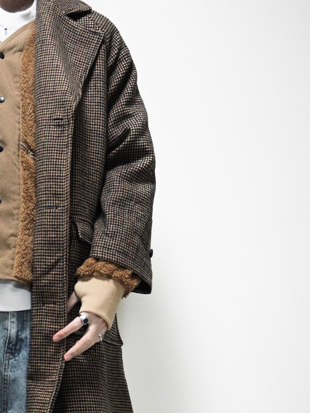 ベージュ系のジャケット/アウター、ブルー系のデニムパンツ、その他のチェスターコートを着用したメンズの冬コーディネートの2枚目の写真