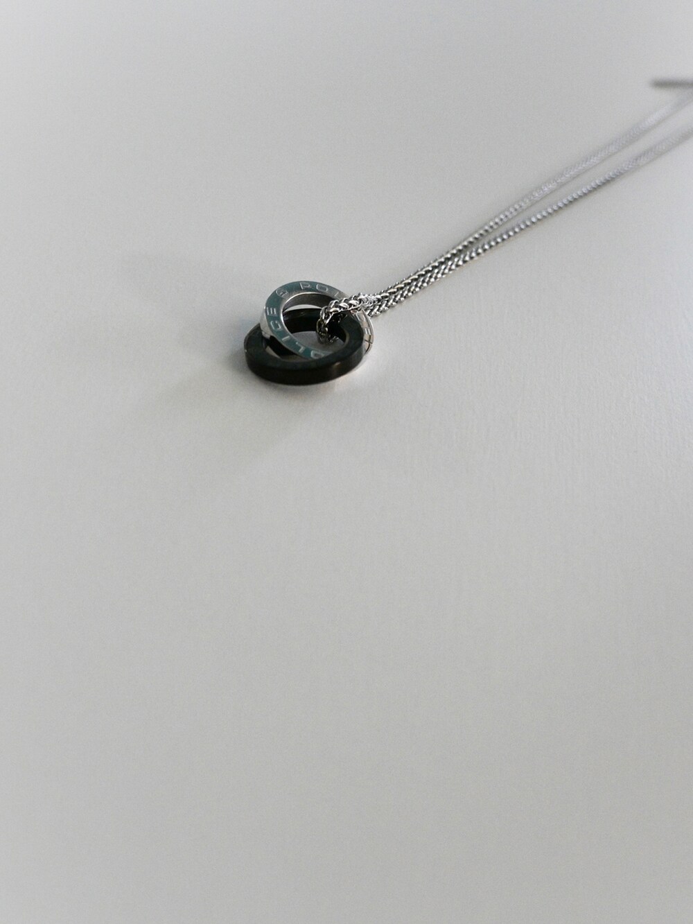 グリーン系のポロシャツ、ブルー系のデニムパンツ、グレー系のスニーカーを着用したメンズの夏コーディネートの2枚目の写真