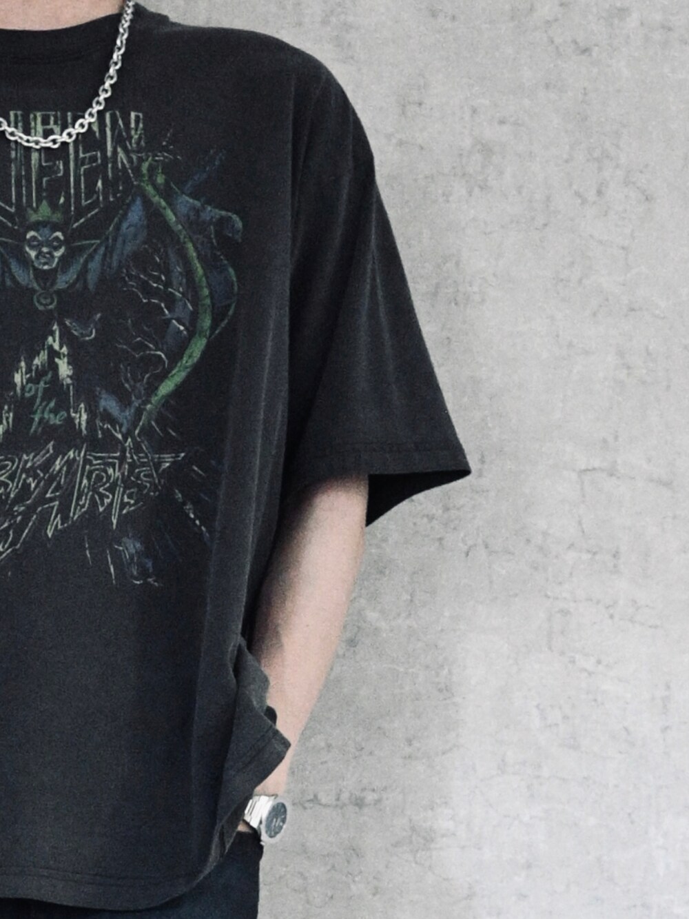 グレー系のTシャツ/カットソー、ブラック系のデニムパンツ、シルバー系のネックレスを着用したメンズの春コーディネートの2枚目の写真