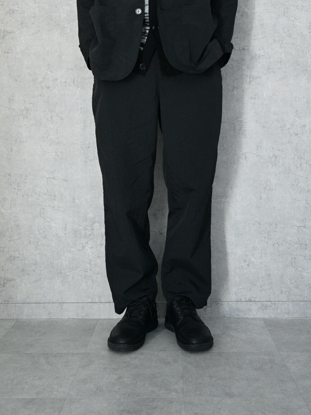 ブラック系のテーラードジャケット、ブラック系のその他パンツ、ブラック系のカーディガン/ボレロを着用したメンズの冬コーディネートの3枚目の写真