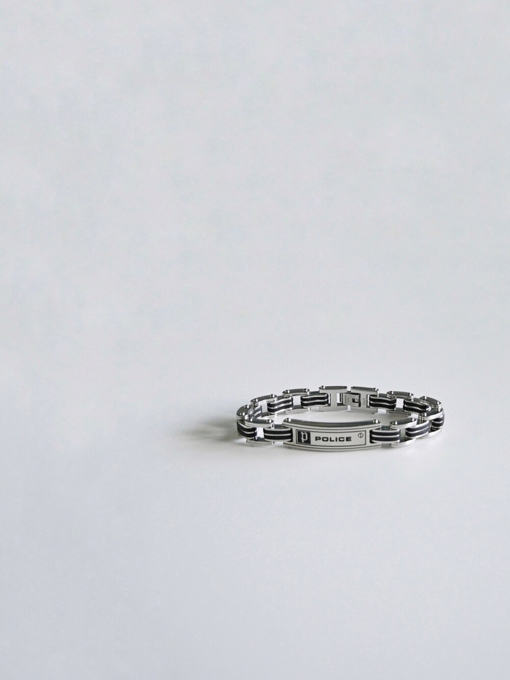 ブラック系のTシャツ/カットソー、ブルー系のデニムパンツ、ブラック系のスニーカーを着用したメンズの夏コーディネートの2枚目の写真