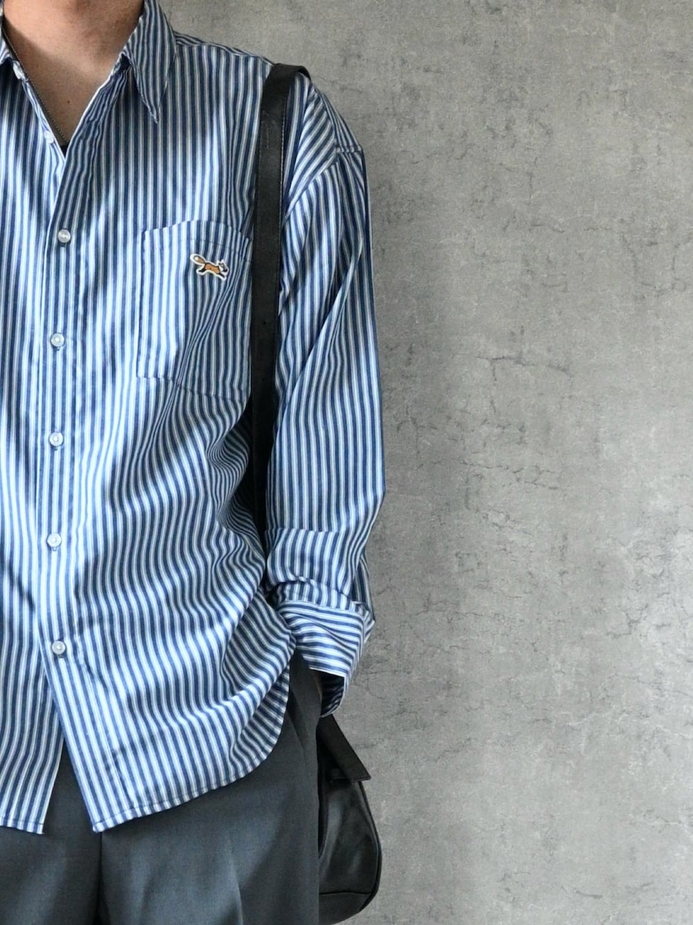 ブルー系のシャツ/ブラウス、グレー系のデニムパンツ、ブラック系のローファーを着用したメンズの秋コーディネートの2枚目の写真