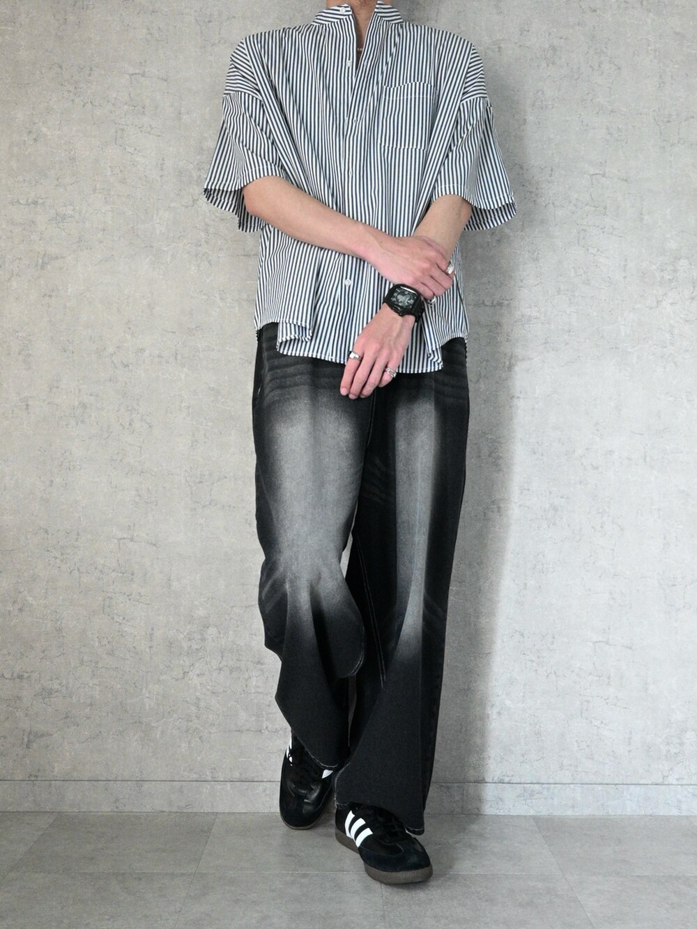 ブラック系のシャツ/ブラウス、ブラック系のデニムパンツ、ブラック系のスニーカーを着用したメンズの夏コーディネートの2枚目の写真