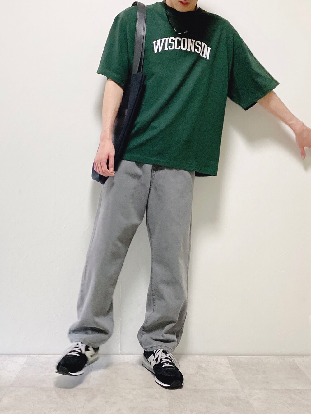 「カジュアル、ラフコーデ、PR、Tシャツ、グリーン」｜「WEGOのWEGO/ヘビーウエイト ユニバーサルカレッジBIGT（Tシャツ/カットソー、グリーン系）」を使った、ちょびさん（メンズ・184cm）の春コーディネートの2枚目の写真
