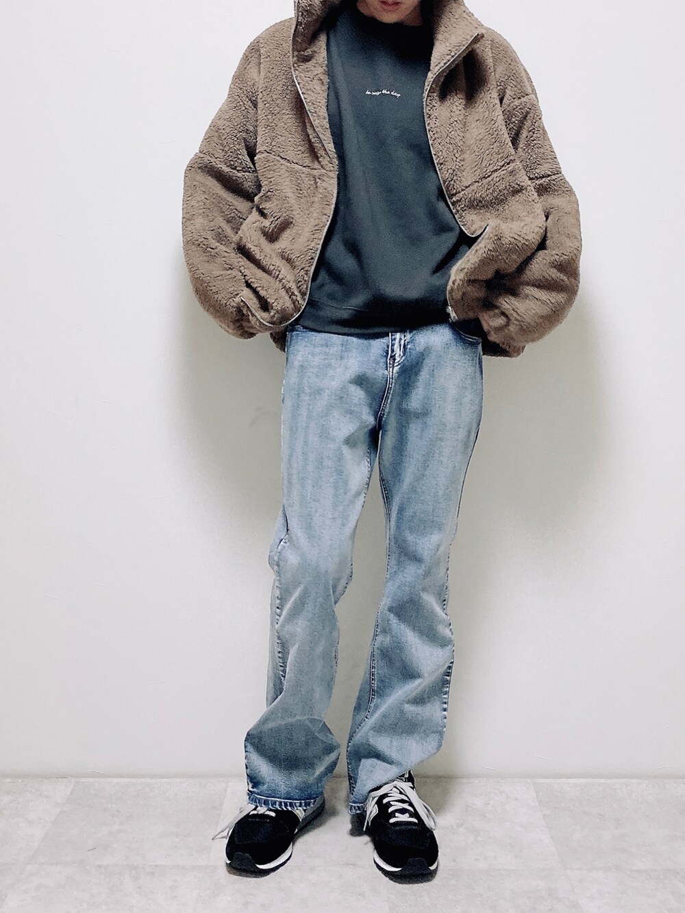 ブラウン系のブルゾン、グレー系のスウェット、ブルー系のデニムパンツを着用したメンズの冬コーディネートの2枚目の写真