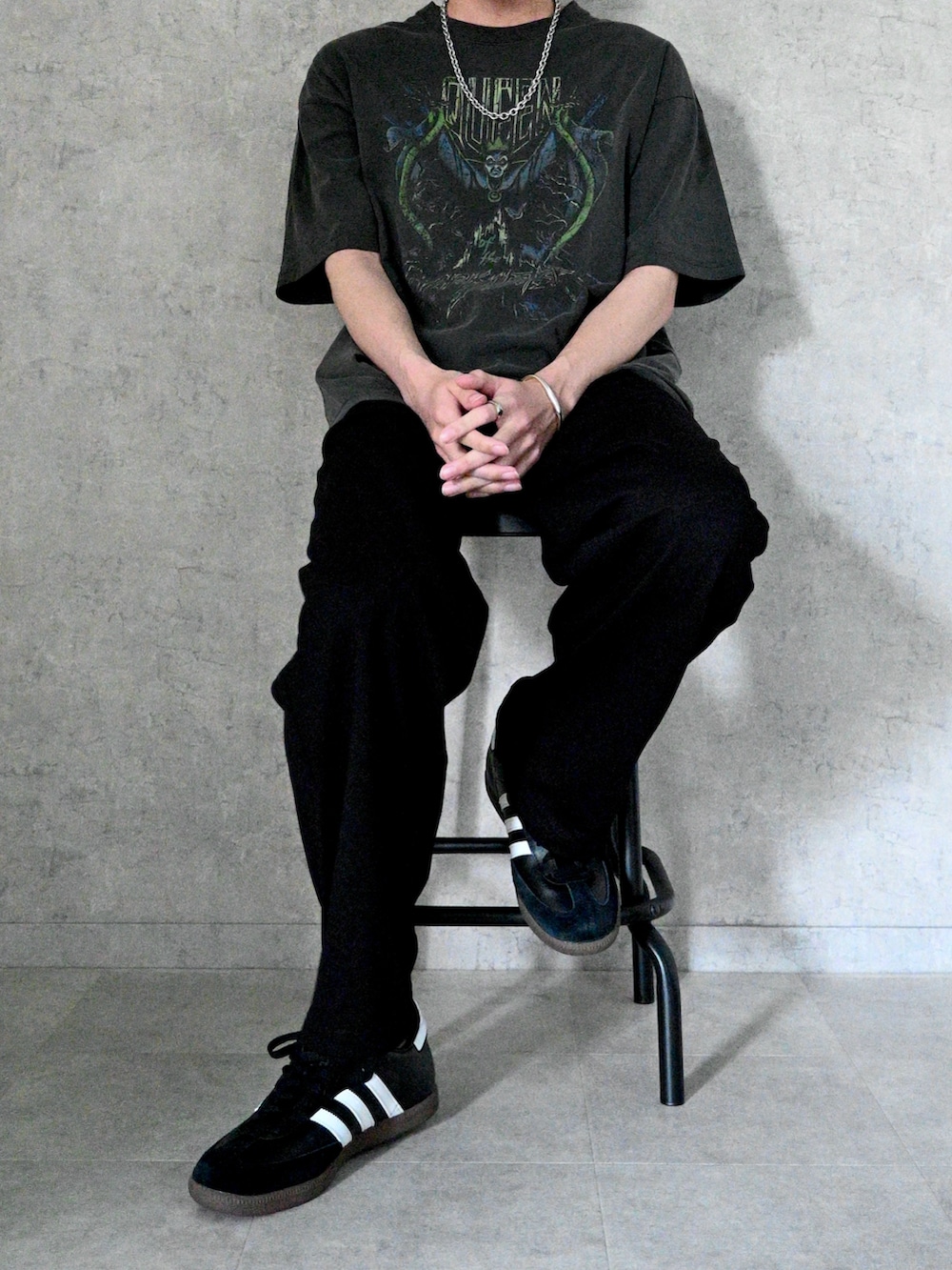 グレー系のTシャツ/カットソー、ブラック系のTシャツ/カットソー、グレー系のTシャツ/カットソーを着用したメンズの夏コーディネートの4枚目の写真