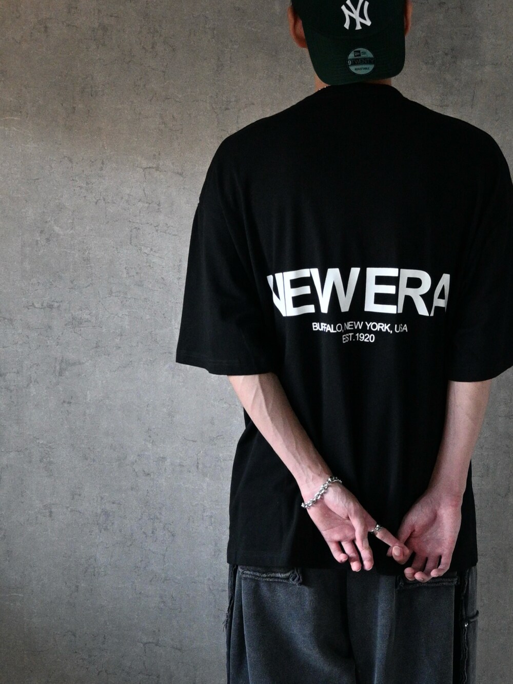 ブラック系のTシャツ/カットソー、ブラック系のTシャツ/カットソー、ベージュ系のキャップを着用したメンズの秋コーディネートの4枚目の写真