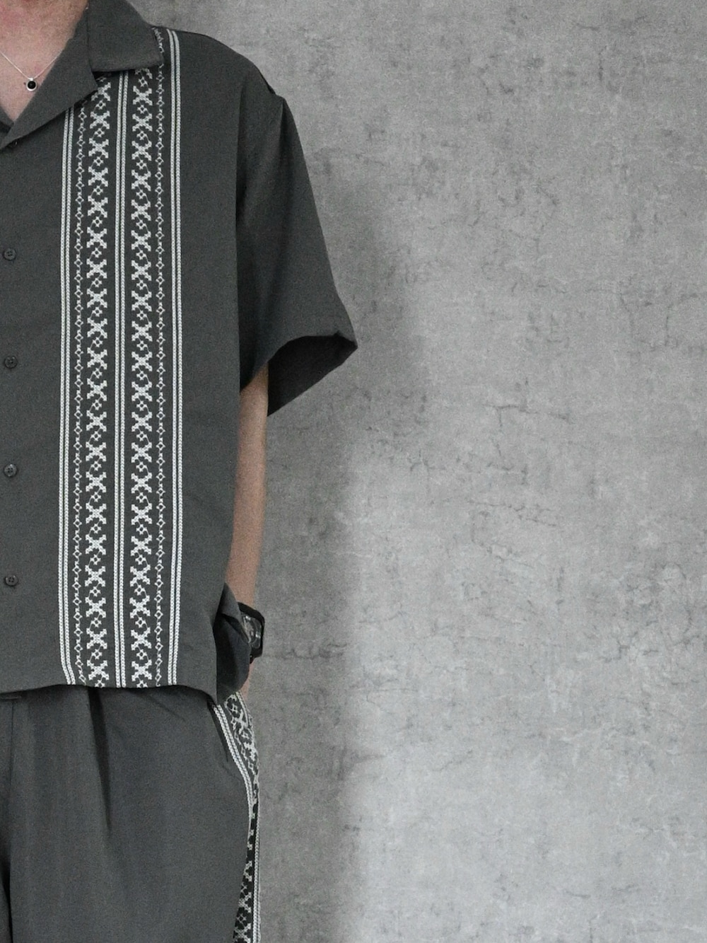 グレー系のシャツ/ブラウス、グレー系のその他パンツ、ブラック系のサンダルを着用したメンズの秋コーディネートの2枚目の写真