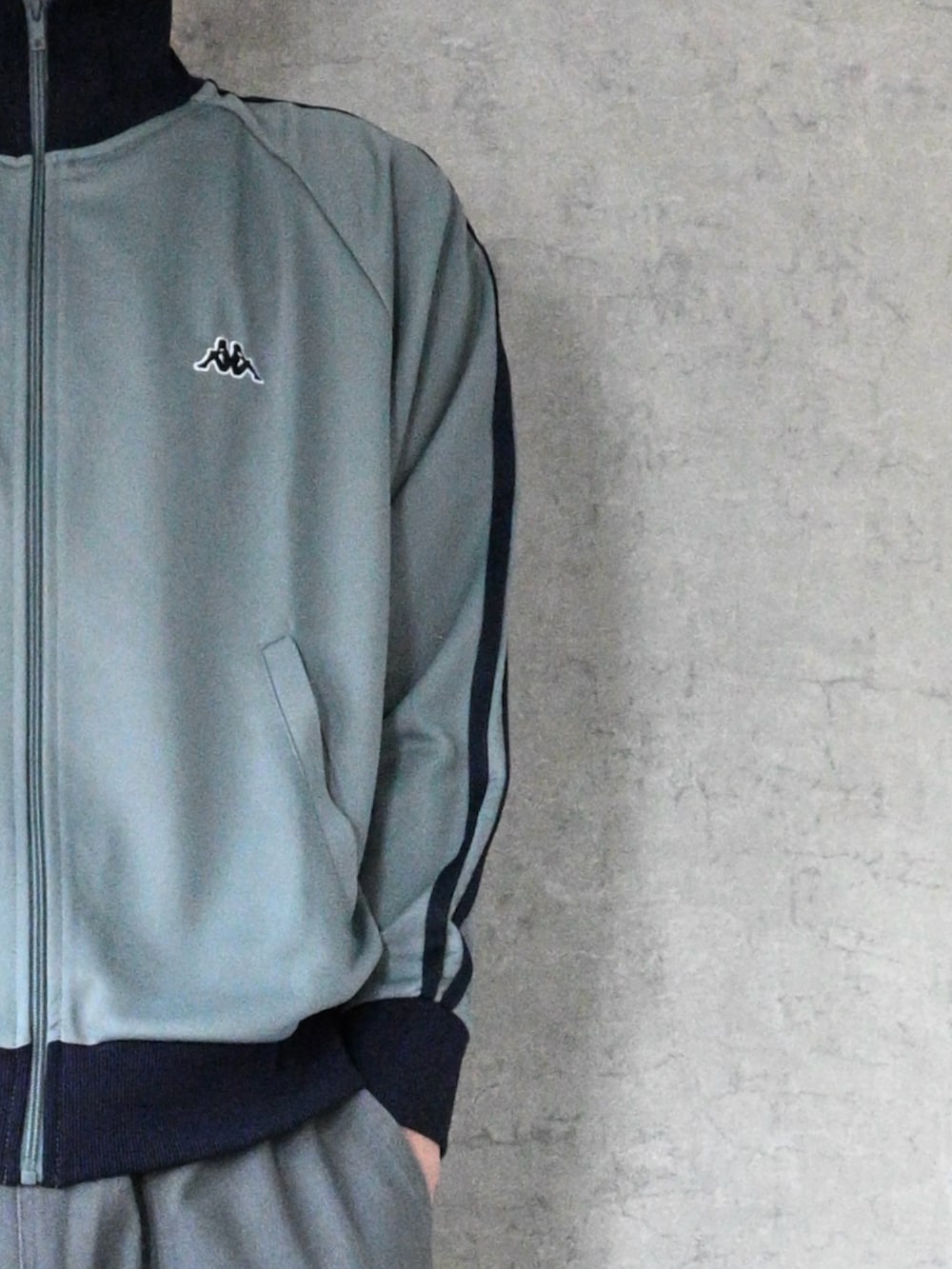 ブルー系のジャージ、グレー系のカーゴパンツ、ブラウン系のトートバッグを着用したメンズの夏コーディネートの2枚目の写真