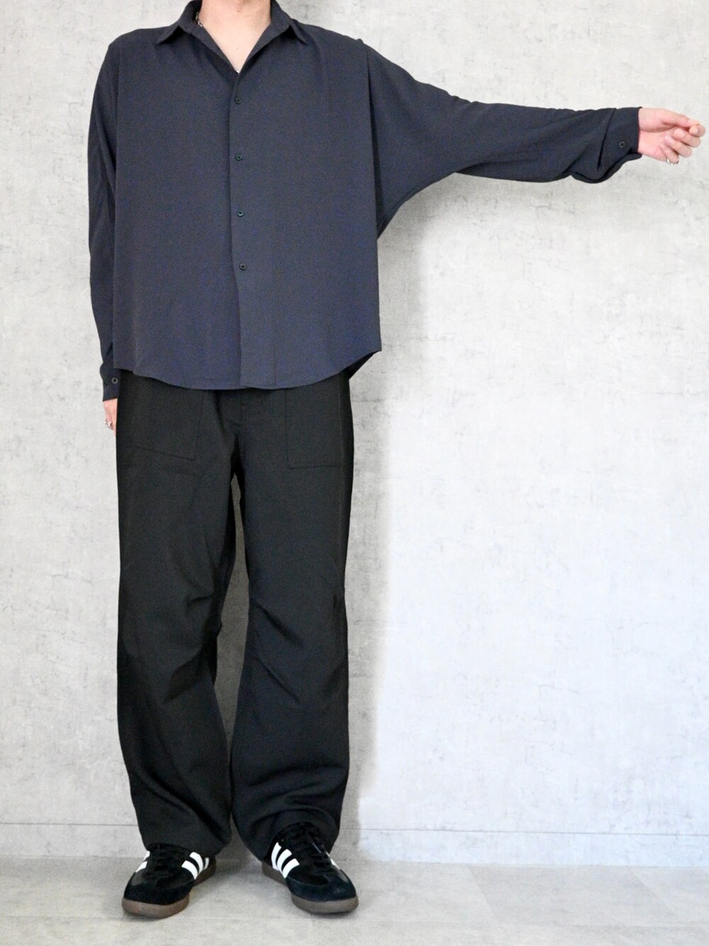 グレー系のシャツ/ブラウス、ブラック系のパンツ、ブラック系のスニーカーを着用したメンズの春コーディネートの3枚目の写真