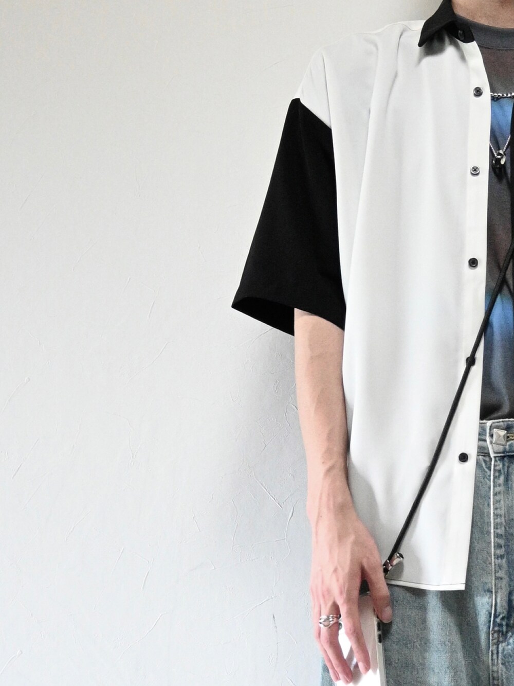 ブラック系のシャツ/ブラウス、ブルー系のデニムパンツ、ブルー系のTシャツ/カットソーを着用したメンズの夏コーディネートの3枚目の写真