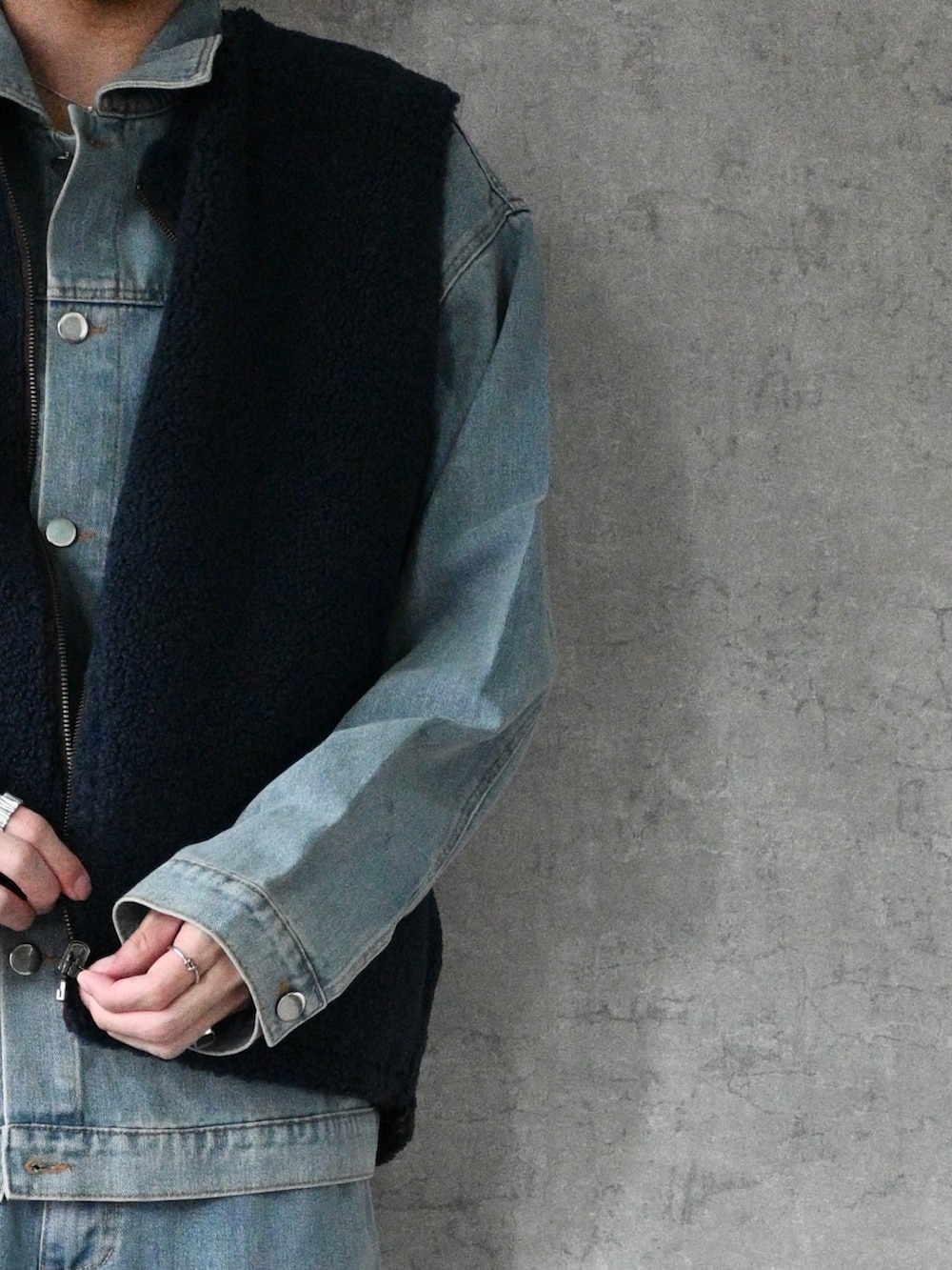 ブルー系のベスト、ブルー系のデニムジャケット、ブルー系のデニムパンツを着用したメンズの秋コーディネートの2枚目の写真