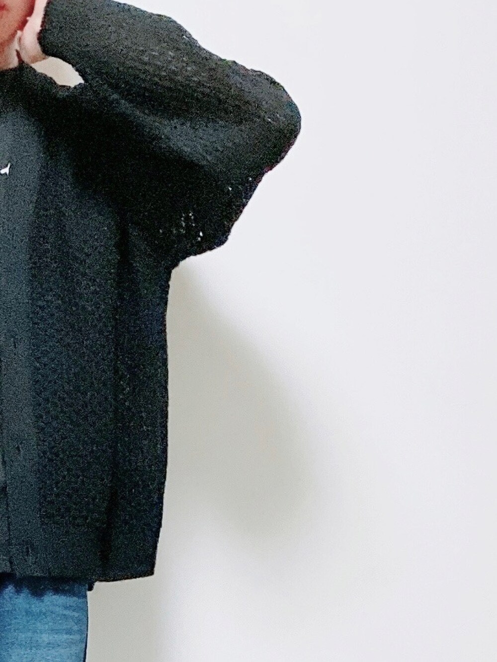 ブラック系のカーディガン/ボレロ、ブラック系のTシャツ/カットソー、ブルー系のデニムパンツを着用したメンズの秋コーディネートの2枚目の写真