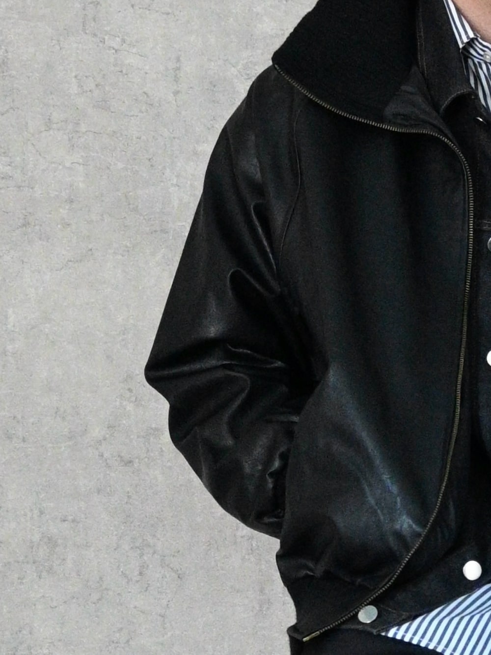 ブラック系のブルゾン、ブラック系のシャツ/ブラウス、ブラック系のデニムジャケットを着用したメンズの冬コーディネートの2枚目の写真