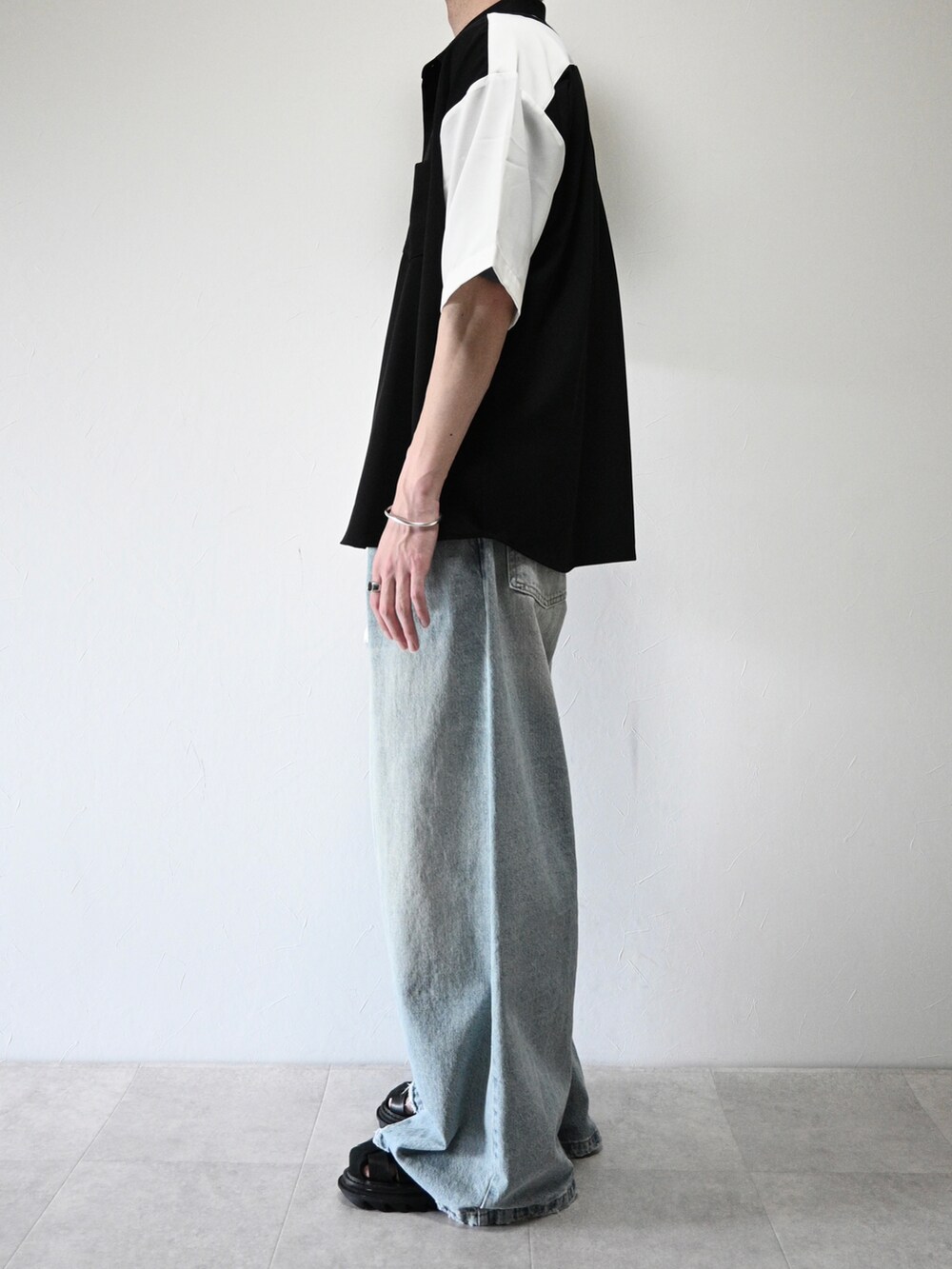 ブラック系のシャツ/ブラウス、ブルー系のデニムパンツ、ブルー系のTシャツ/カットソーを着用したメンズの夏コーディネートの2枚目の写真