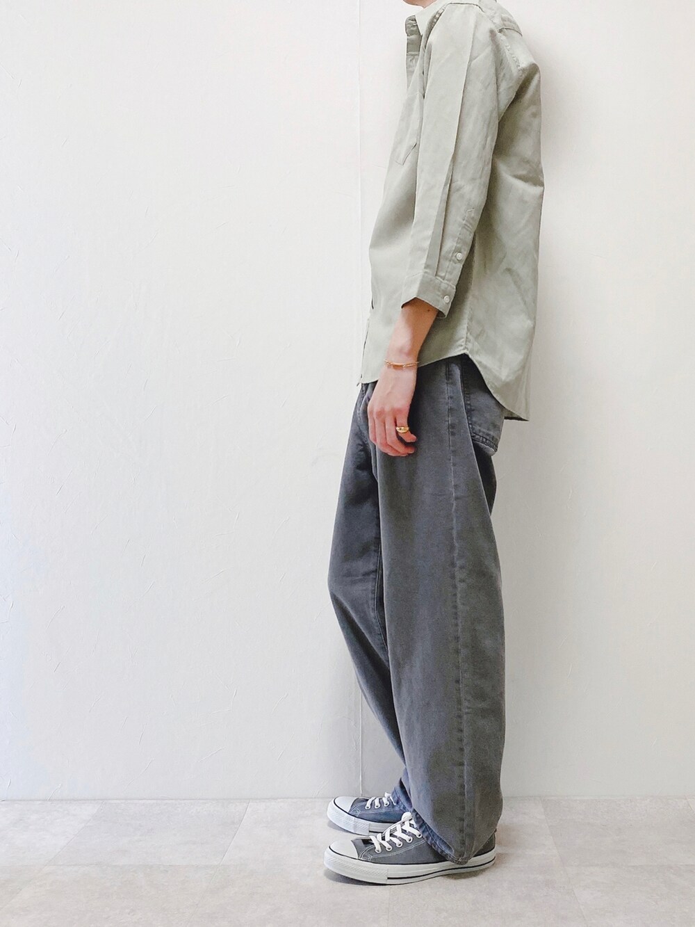 グリーン系のシャツ/ブラウス、グレー系のデニムパンツ、グレー系のスニーカーを着用したメンズの春コーディネートの2枚目の写真