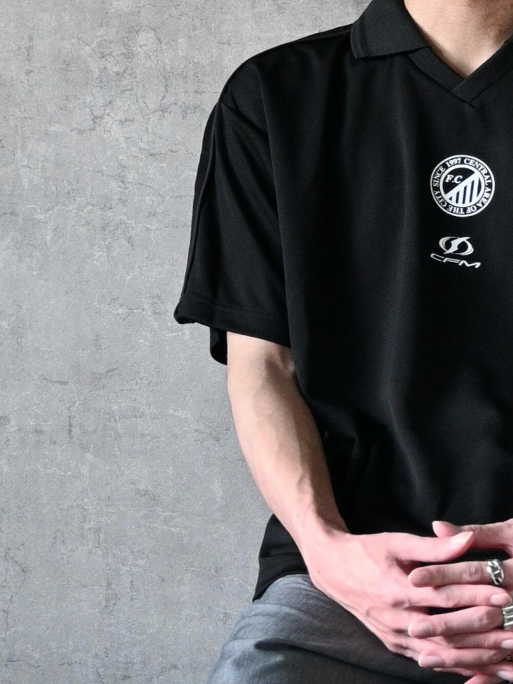 ブラック系のTシャツ/カットソー、ブラック系のパンツ、ブラック系のスニーカーを着用したメンズの夏コーディネートの2枚目の写真