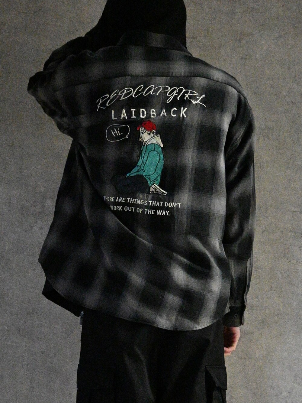 ブラック系のシャツ/ブラウス、ブラック系のカーゴパンツ、ブラック系のパーカーを着用したメンズの冬コーディネートの2枚目の写真