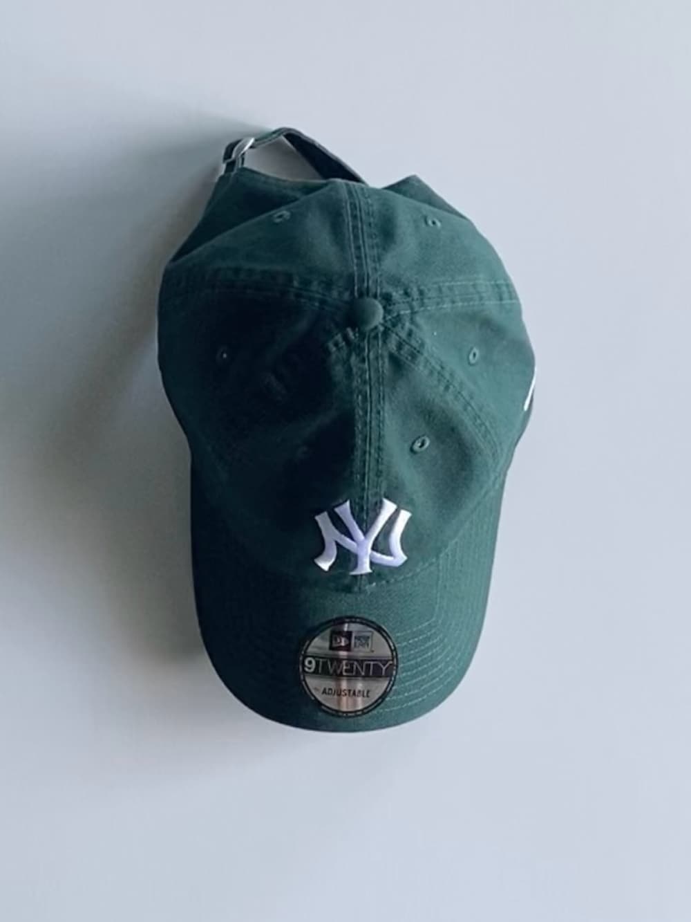 ブラック系のTシャツ/カットソー、ブラック系のデニムパンツ、ブラック系のスニーカーを着用したメンズの夏コーディネートの3枚目の写真