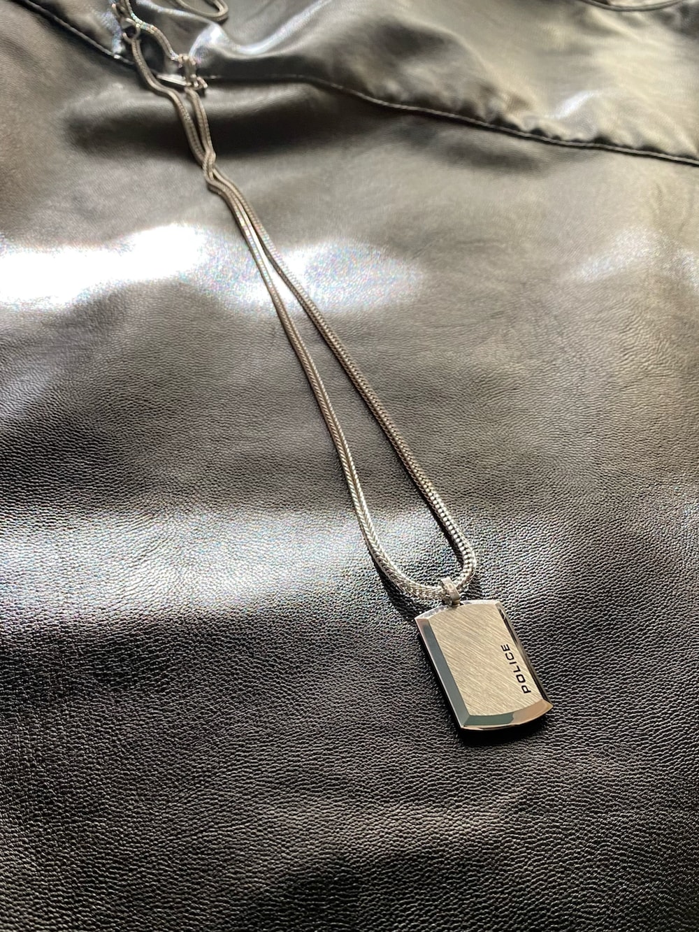 ブラック系のMA-1、ブルー系のデニムパンツ、シルバー系のネックレスを着用したメンズの秋コーディネートの3枚目の写真