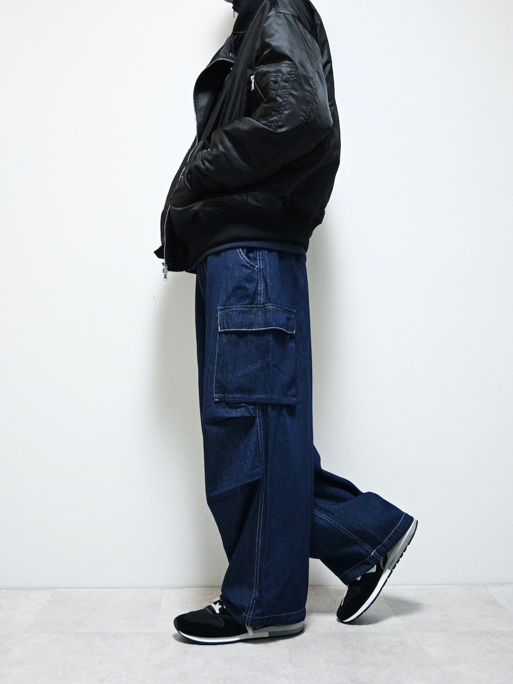 ブラック系のMA-1、ブルー系のデニムパンツ、シルバー系のネックレスを着用したメンズの秋コーディネートの2枚目の写真