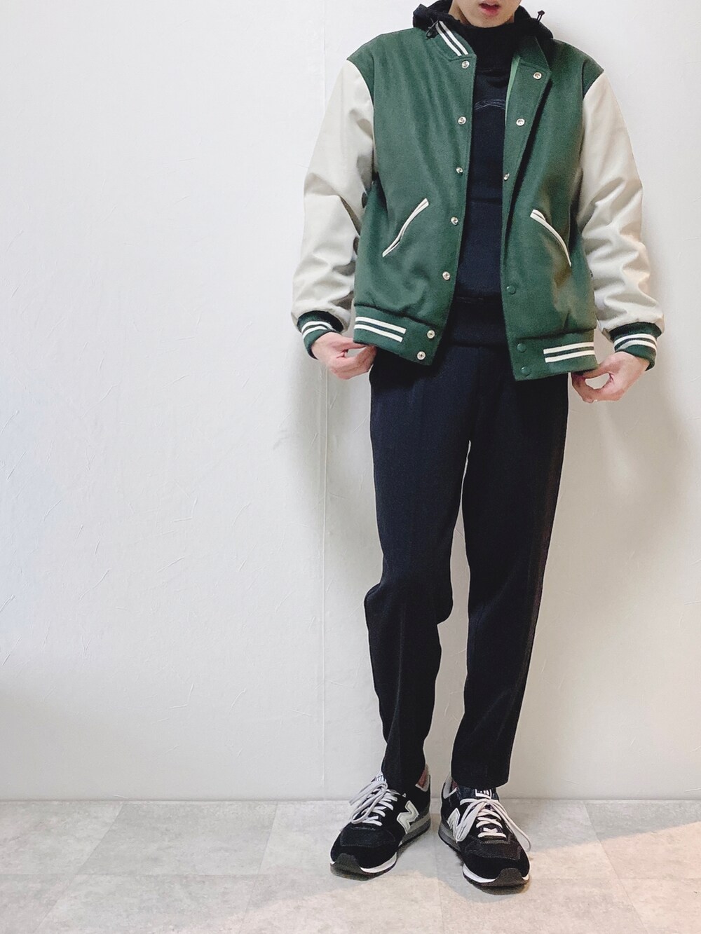 グリーン系のスタジャン、ブラック系のパーカー、ブラック系のその他パンツを着用したメンズの冬コーディネートの2枚目の写真