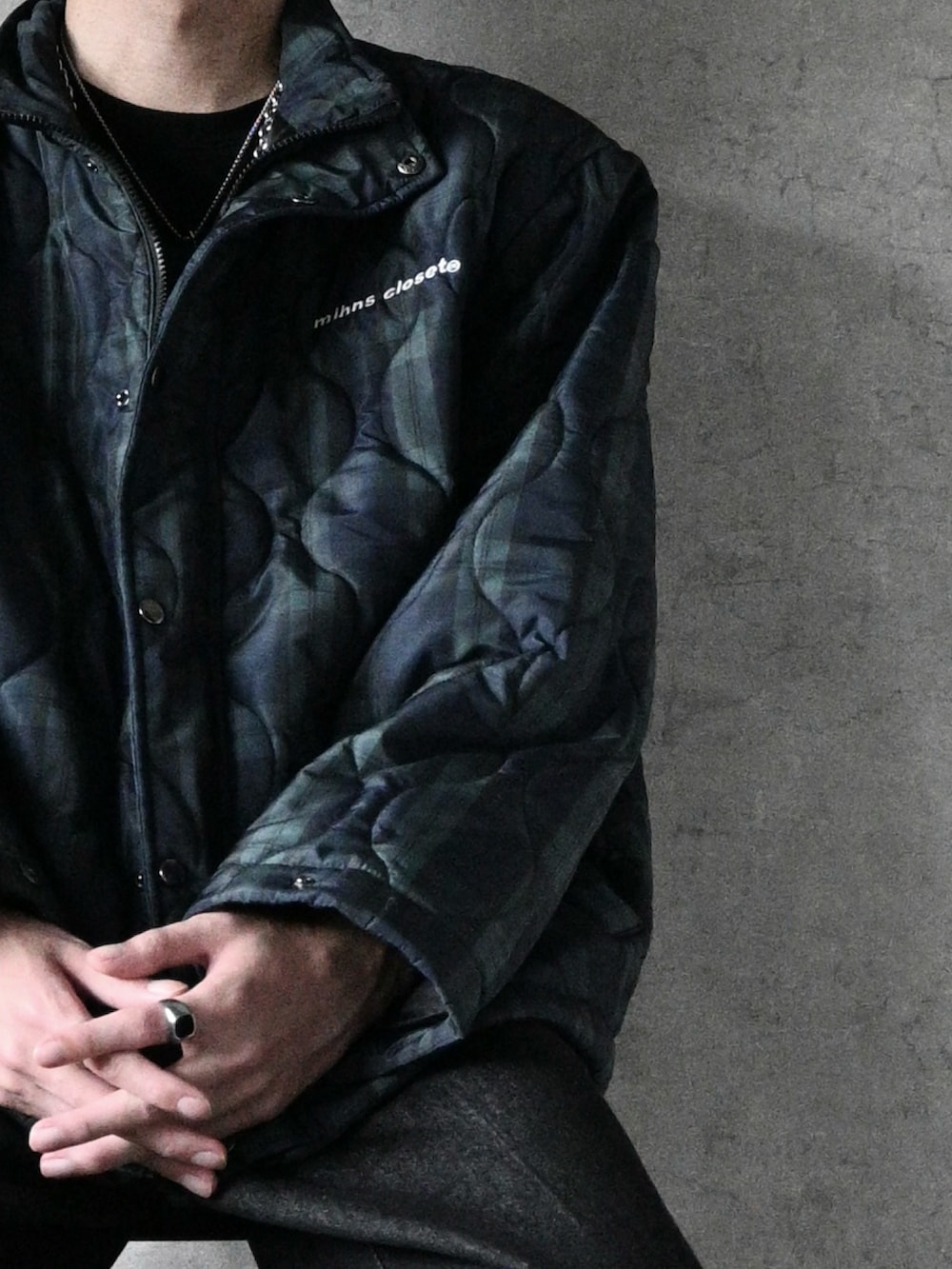 その他のブルゾン、ブラック系のスニーカー、ブラック系のデニムパンツを着用したメンズの秋コーディネートの2枚目の写真