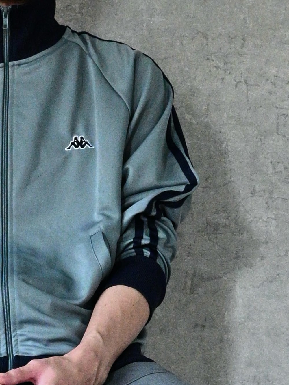 ブルー系のジャージ、グレー系のカーゴパンツ、ブラック系のサンダルを着用したメンズの夏コーディネートの2枚目の写真