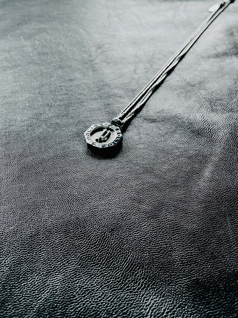 その他のシャツ/ブラウス、ブルー系のデニムパンツ、ブラック系のスニーカーを着用したメンズの春コーディネートの3枚目の写真