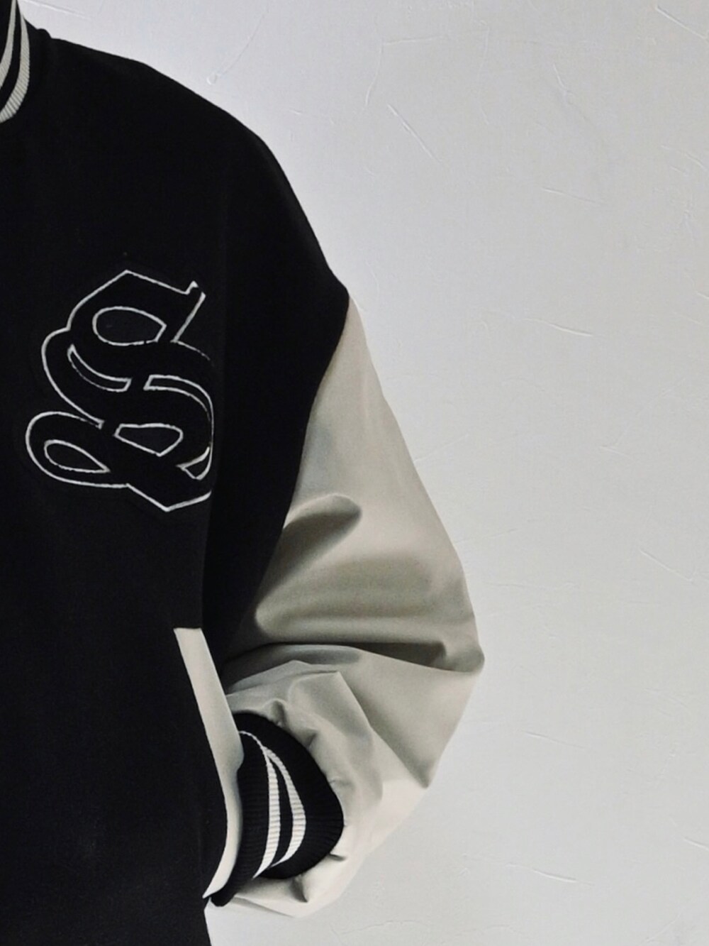 ブラック系のスタジャン、ブラック系のデニムジャケット、ブラック系のブーツを着用したメンズの冬コーディネートの2枚目の写真