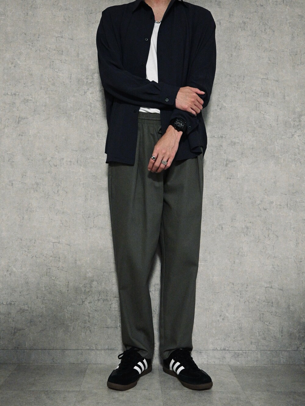 グリーン系のその他パンツ、グレー系のシャツ/ブラウス、ブラック系のスニーカーを着用したメンズの春コーディネートの2枚目の写真