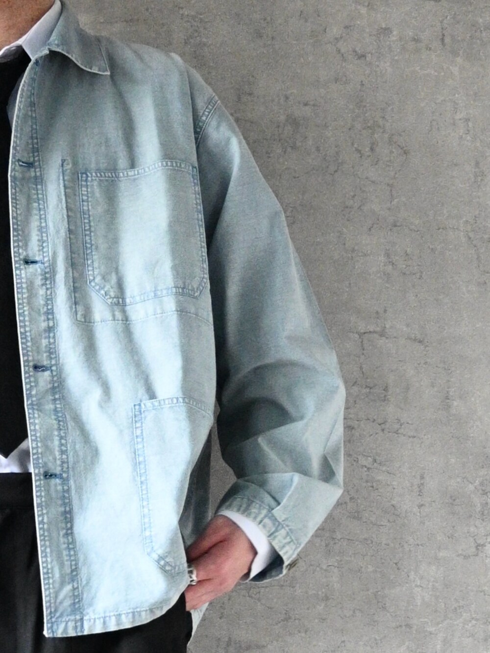 ブルー系のシャツ/ブラウス、ブラック系のパンツ、ブラック系のスニーカーを着用したメンズの春コーディネートの2枚目の写真