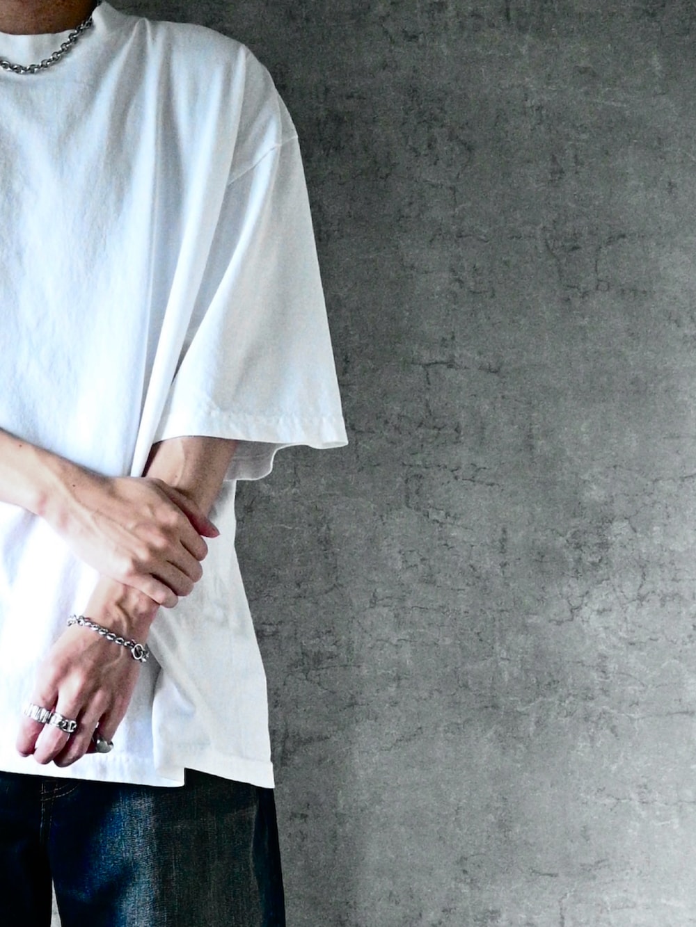 ホワイト系のTシャツ/カットソー、ブラック系のショルダーバッグ、ブラック系のスニーカーを着用したメンズの夏コーディネートの2枚目の写真