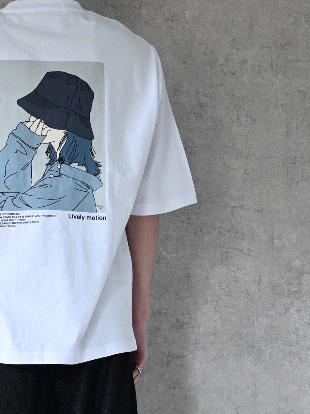 ホワイト系のTシャツ/カットソー、ブラック系のバックパック/リュック、ブラック系のデニムパンツを着用したメンズの春コーディネートの2枚目の写真