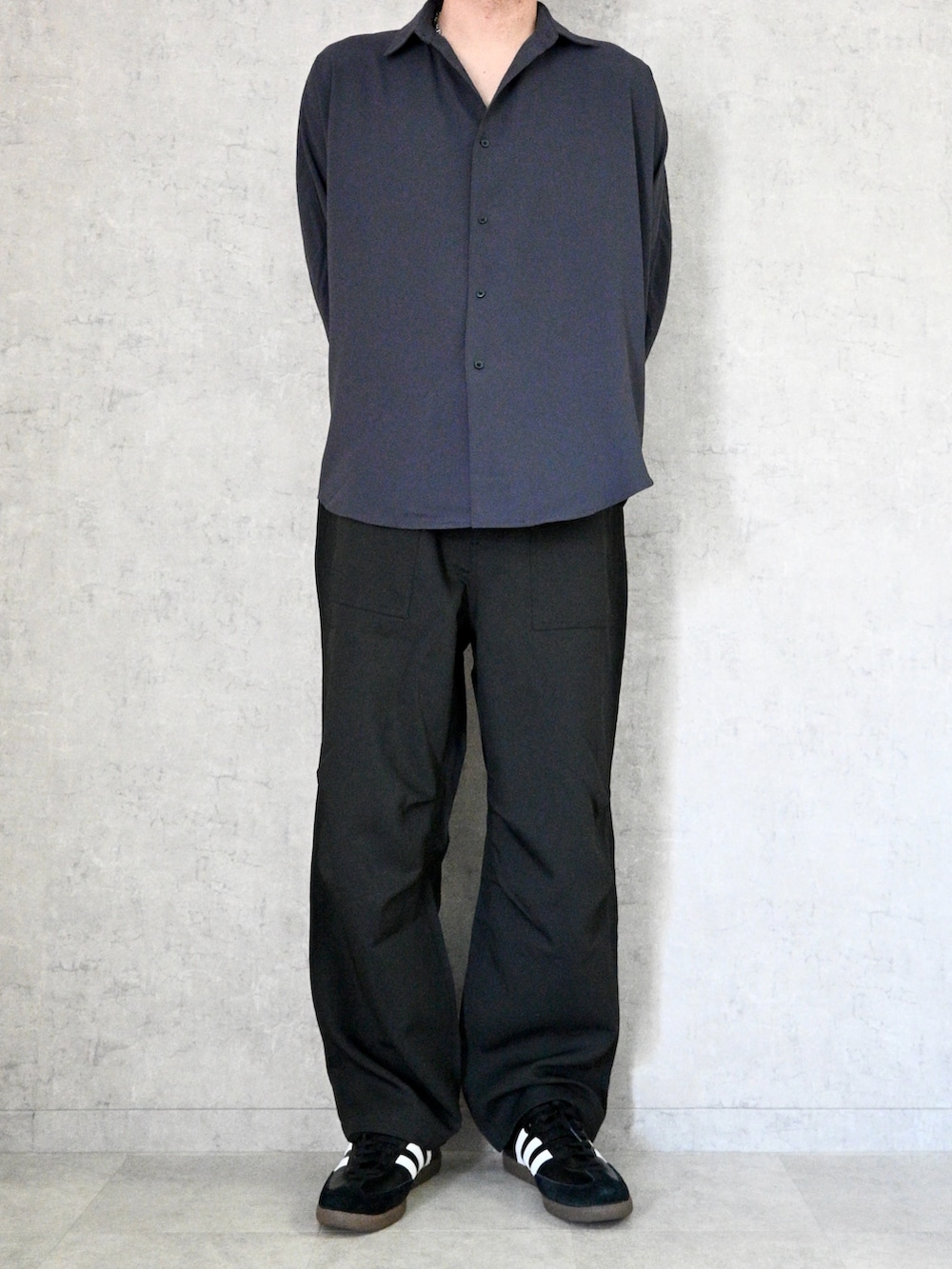 グレー系のシャツ/ブラウス、ブラック系のパンツ、ブラック系のスニーカーを着用したメンズの春コーディネートの2枚目の写真