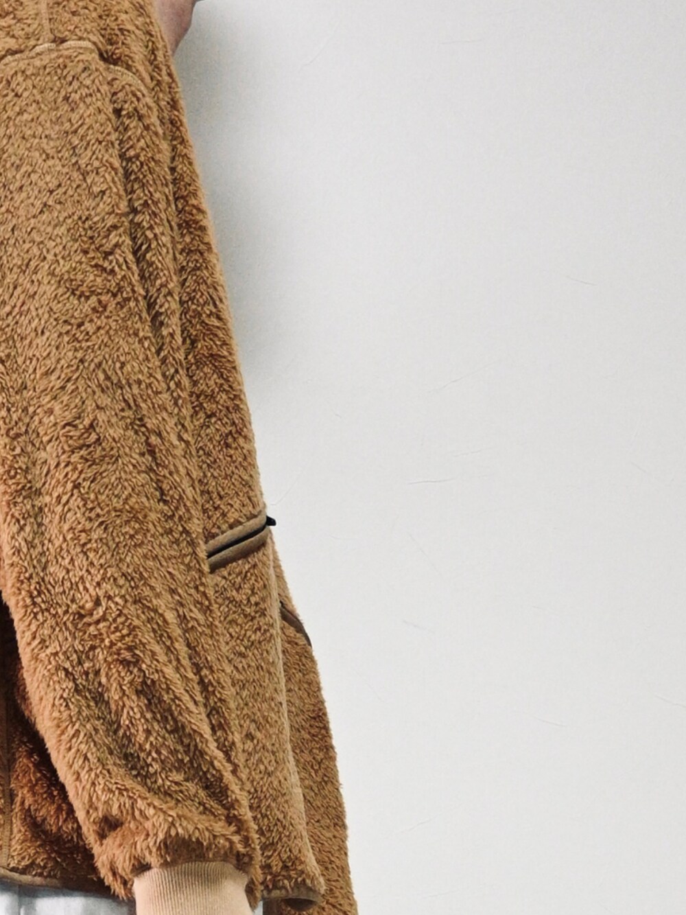 ベージュ系のジャケット/アウター、ブルー系のデニムパンツ、その他のチェスターコートを着用したメンズの冬コーディネートの3枚目の写真