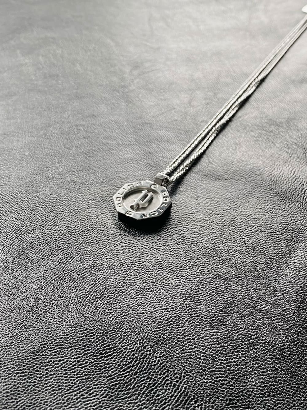 ブラック系のスラックス、ブルー系のデニムジャケット、ブラック系のシャツ/ブラウスを着用したメンズの春コーディネートの2枚目の写真