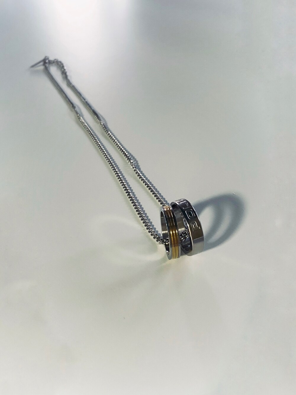 ブルー系のデニムパンツ、ブラック系のシャツ/ブラウス、ブラック系のベストを着用したメンズの秋コーディネートの2枚目の写真