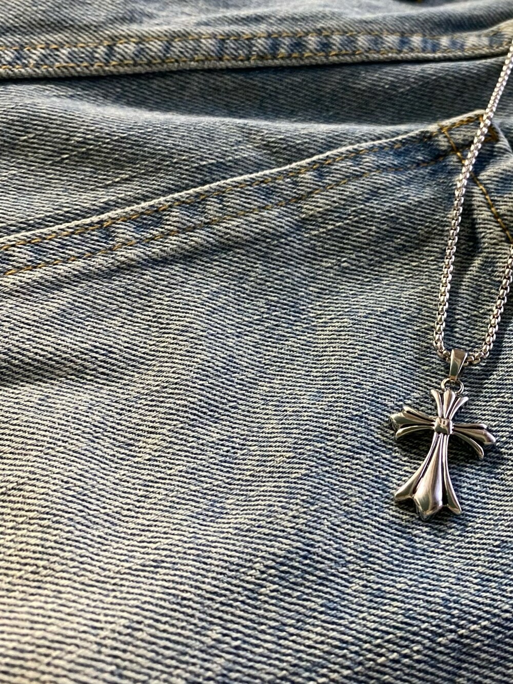 ブラック系のシャツ/ブラウス、ホワイト系のタンクトップ、ブルー系のデニムパンツを着用したメンズの春コーディネートの2枚目の写真