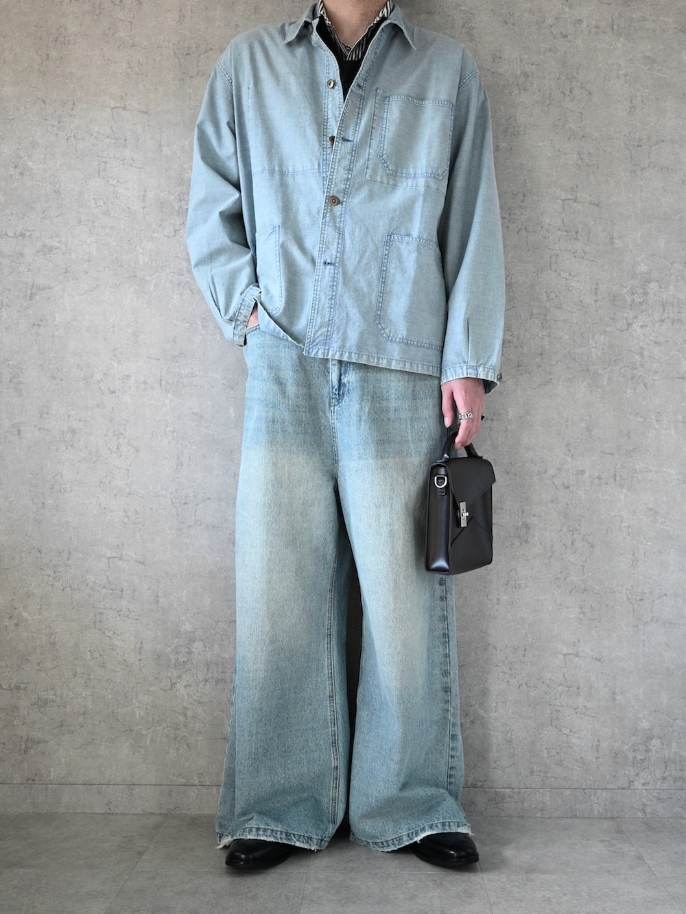 ブルー系のシャツ/ブラウス、ブルー系のデニムパンツ、ブラック系のシャツ/ブラウスを着用したメンズの春コーディネートの2枚目の写真